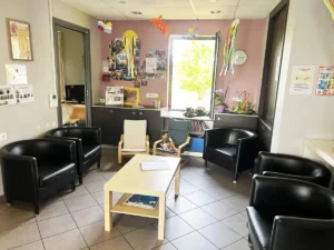 Fauteuils disposés autour d’une table dans l’espace d’accueil du DAPAS
