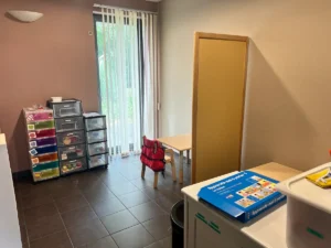 Petite salle d’activités du DAPAS avec table et supports pédagogiques
