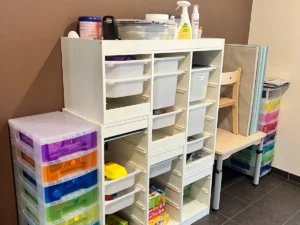 Seconde vue des rangements de matériel pédagogique du DAPAS