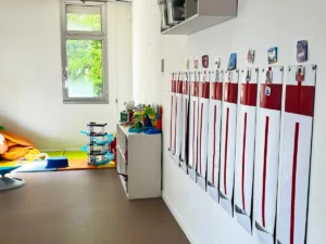 Vestiaire du DAPE avec porte-manteaux et casiers individuels