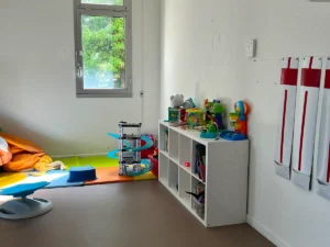 Coin de jeux du DAPE avec étagères, jouets et matériel