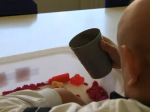 Jeune participant à une activité sensorielle de manipulation au DASA