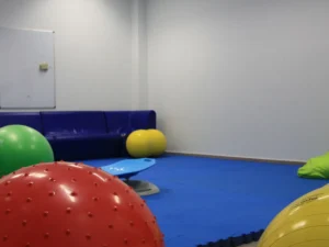 Espace de motricité du DASA avec tapis et ballons