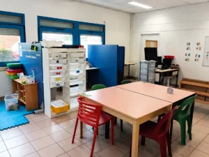 Salle d’apprentissages du DASA avec table et matériel pédagogique
