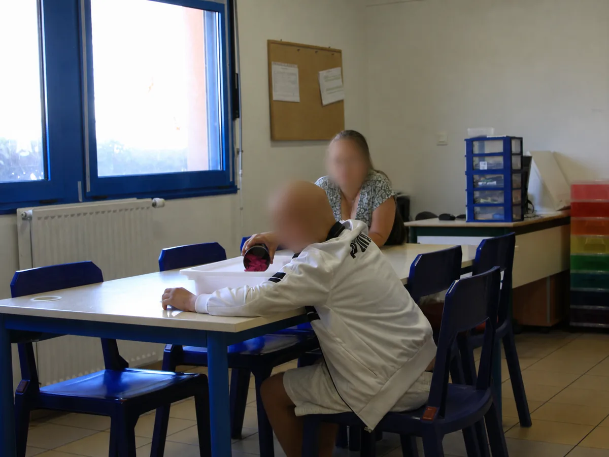 Jeune accompagné individuellement par une professionnelle dans une salle du DASA
