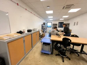 Jeune accompagné par une professionnelle pendant un atelier de conditionnement au DIAPS