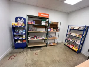 Rayons de produits dans la boutique pédagogique du DIAPS