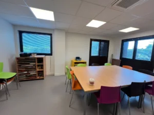 Salle d’activités du DIAPS avec table et chaises colorées
