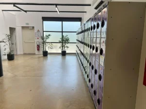 Couloir et casiers individuels dans les locaux du DIAPS