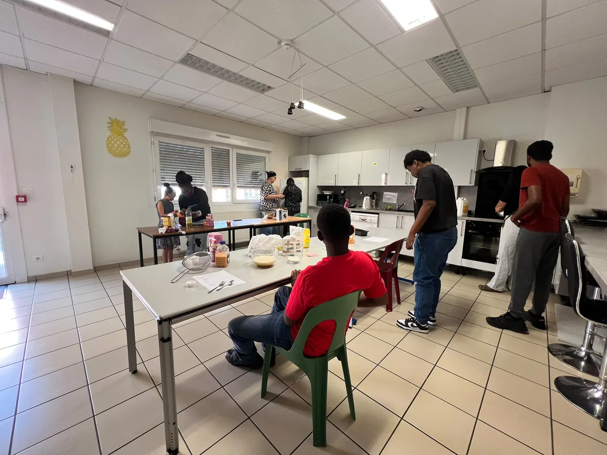 Jeunes et professionnels participant à un atelier cuisine du DIVA