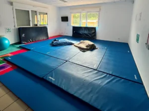 Salle de motricité du DIVA avec tapis de sol