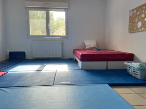 Espace calme du DIVA équipé de tapis et d’un couchage