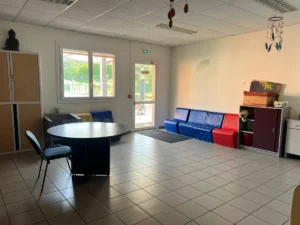 Espace de vie collective avec table et coin salon au DIVA
