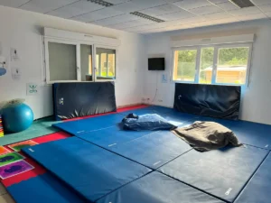 Salle du DIVA équipée de tapis pour les activités physiques