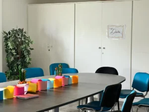 Tables et matériel dans la salle d’activités du DIVA