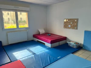 Salle de relaxation du DIVA avec tapis et espace de repos