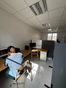 Espace informatique de l'EAM de Mormant, avec une personne assise de dos devant un ordinateur.