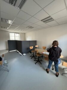 Salle d'activités de l'EAM de Mormant, avec une personne debout vue de dos.