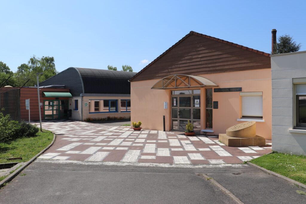 La cour et le bâtiment d'accueil de l'EPMS de la Fondation Hardy
