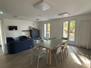 Espace de vie et salle à manger de l’hébergement